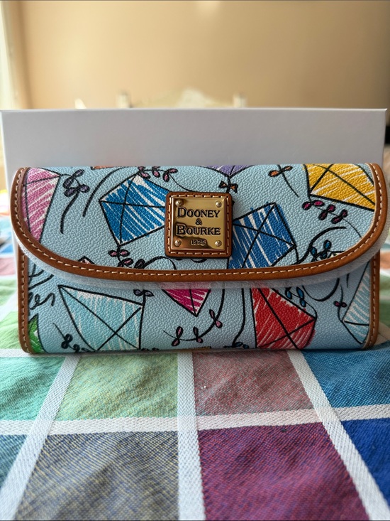 Dooney & Bourke Handbags - 🪁 DOONEY AND BURKE KITE CONTINENTAL CLUTCH🪁 NWT 🪁